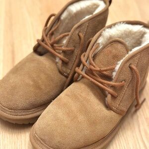 Ugg Youth Size 5 Beige Chukka Boot